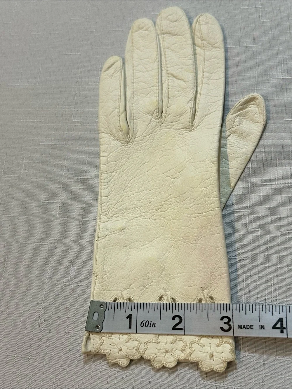 Vintage White Leather Floral Gloves • Women’s Small